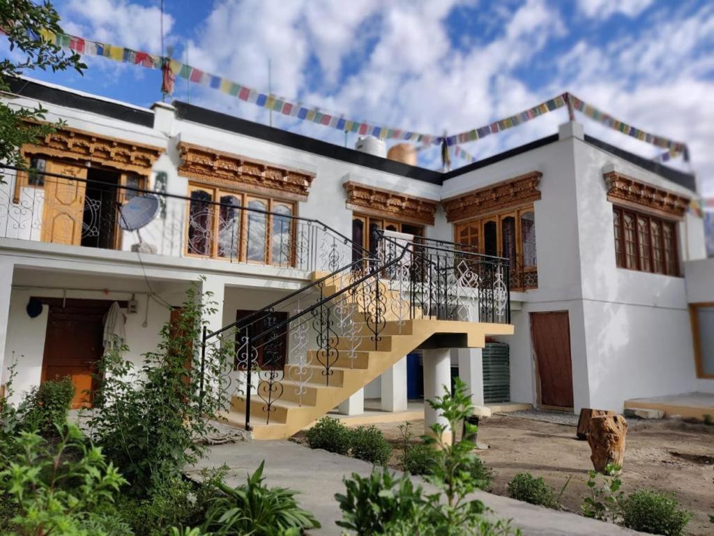 Sernang Homestay Hundar Exterior photo
